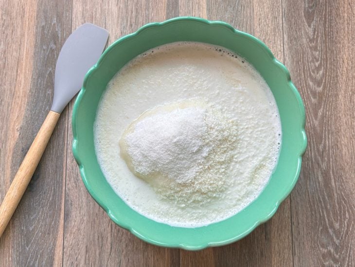 Leite, tapioca, coco, açúcar e sal em uma tigela.