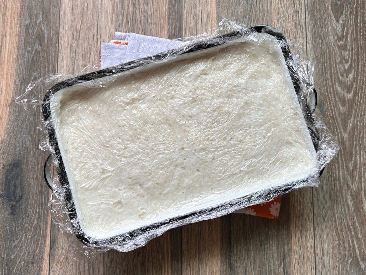 Mistura em uma forma coberta com plástico de filme.