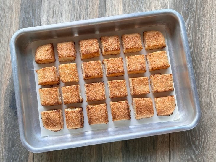 Dadinhos de tapioca assados dentro de uma forma de alumínio.