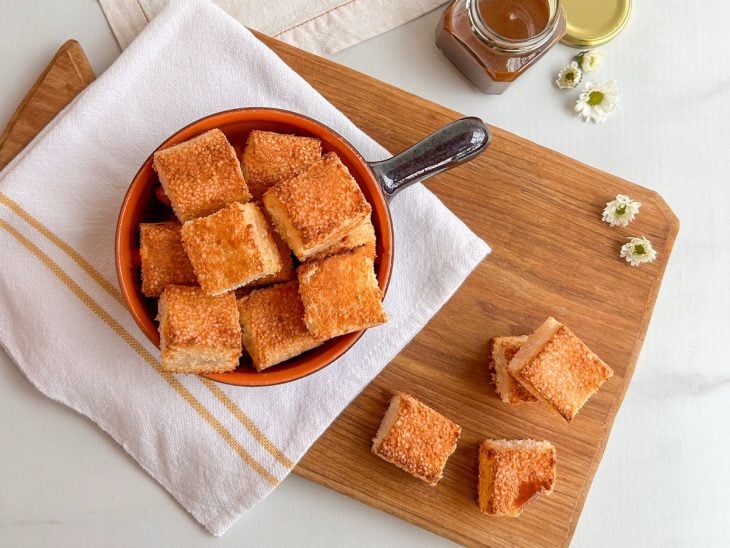 Dadinhos de tapioca prontos para consumo.