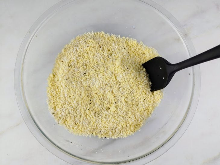 Ingredientes secos adicionados e misturados em uma tigela.