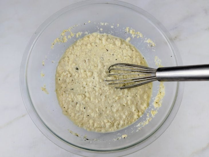 Leite fervido e incorporado aos ingredientes secos.