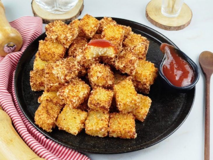 Dadinho de tapioca pronto para servir.