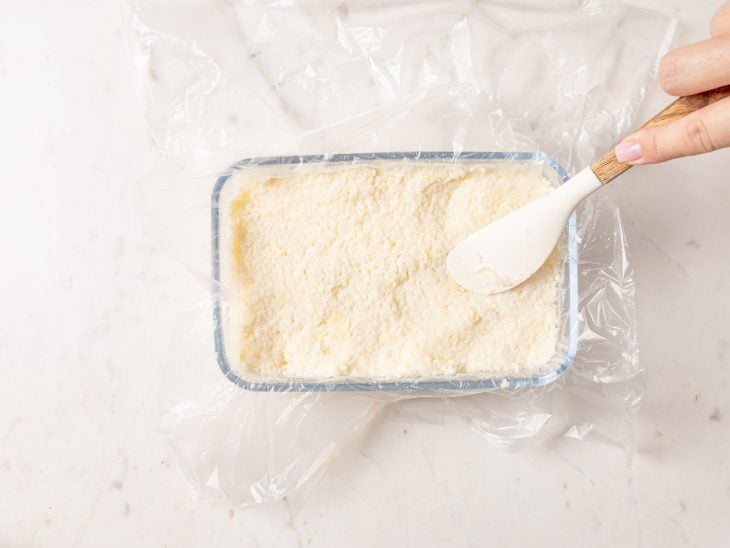 Massa de dadinho de tapioca em um refratário forrado com saquinho de verduras.