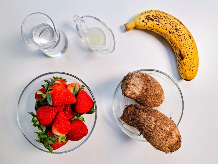 Ingredientes separados sobre a bancada.