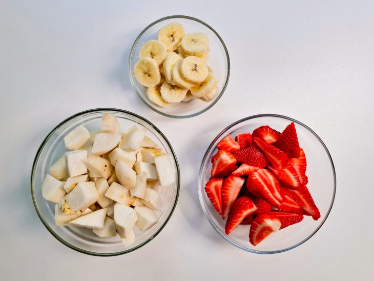 Ingredientes cortados nas tigelas.