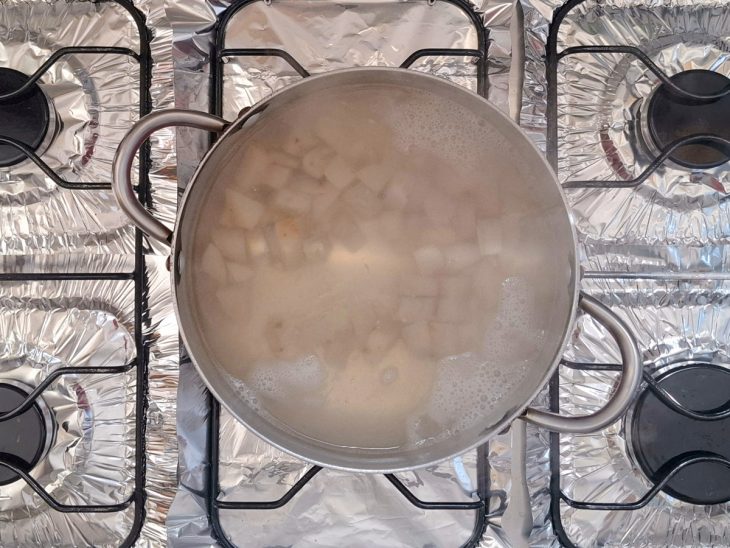 Inhame cozinhando na panela.