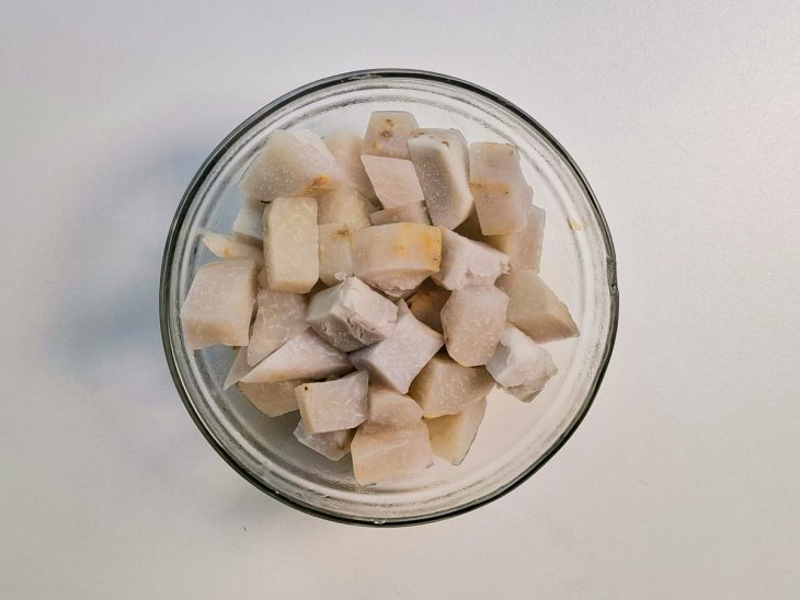 Inhame cozido na tigela.