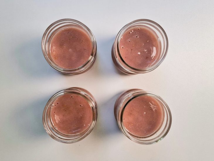 Danoninho caseiro para bebê em potinhos.