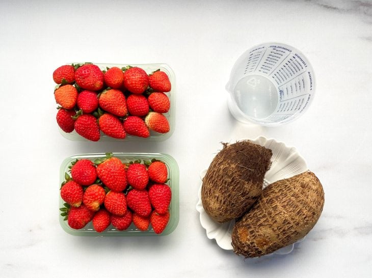 Uma bancada com os ingredientes separados.