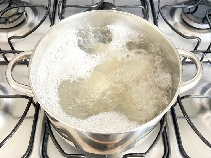 Uma panela cozinhando inhames na água.
