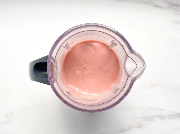 Um liquidificador contendo danoninho de inhame.
