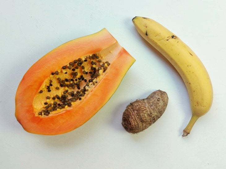 Uma bancada com os ingredientes separados.