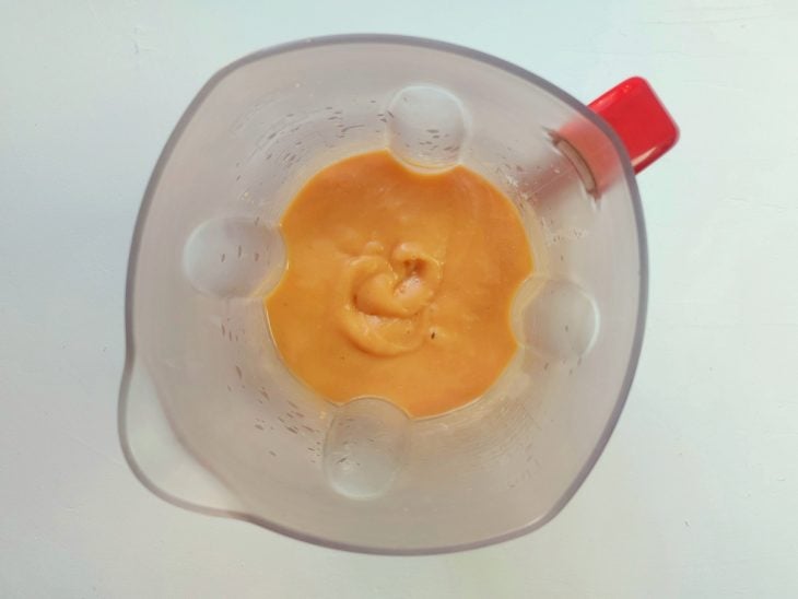 Um liquidificador contendo a mistura de inhame cozido com mamão e banana.