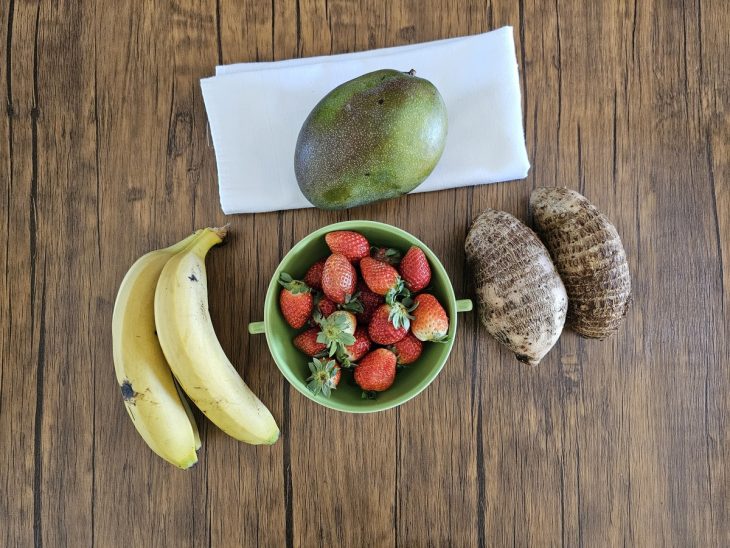 Uma bancada com os ingredientes separados.