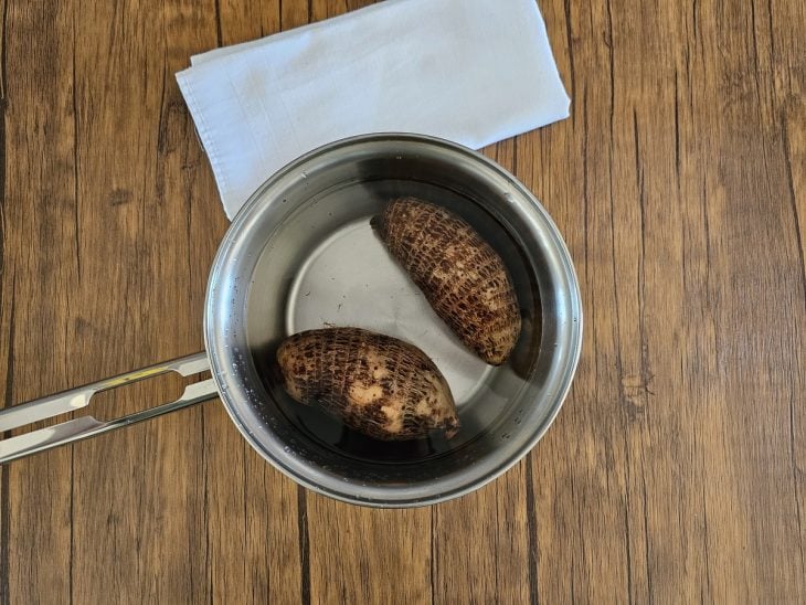Uma panela com água e inhames.