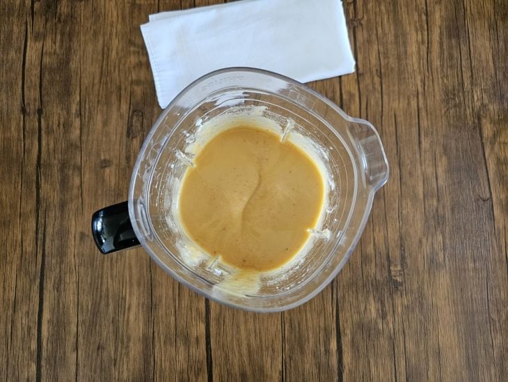Um liquidificador contendo a mistura de todos os ingredientes batidos.