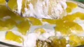 Delícia de abacaxi com coco e merengue