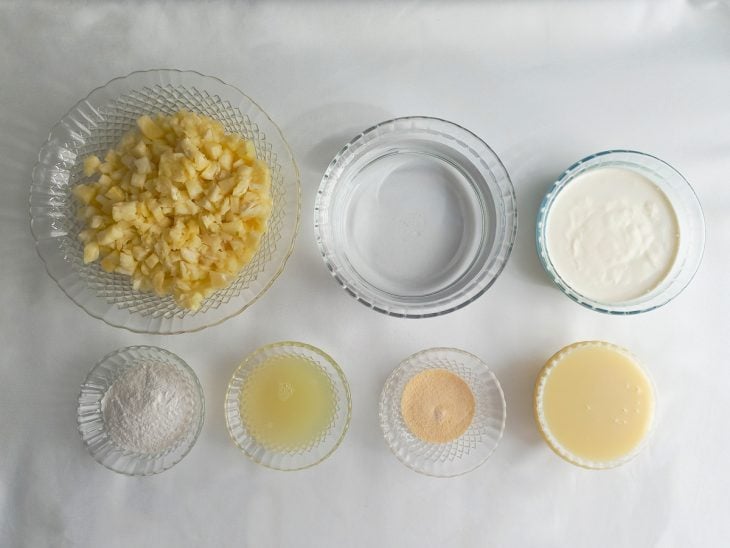 Ingredientes para a receita reunidos em uma bancada.