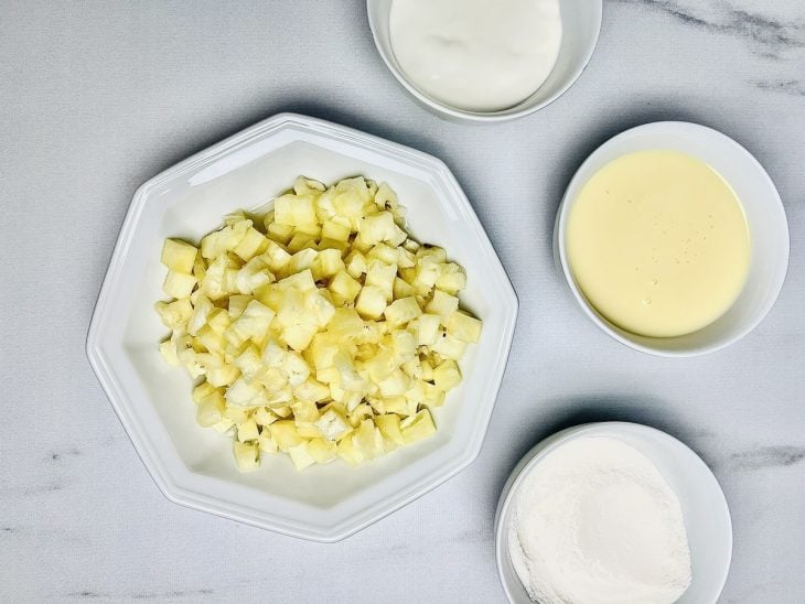 Ingredientes para a receita reunidos em uma bancada.