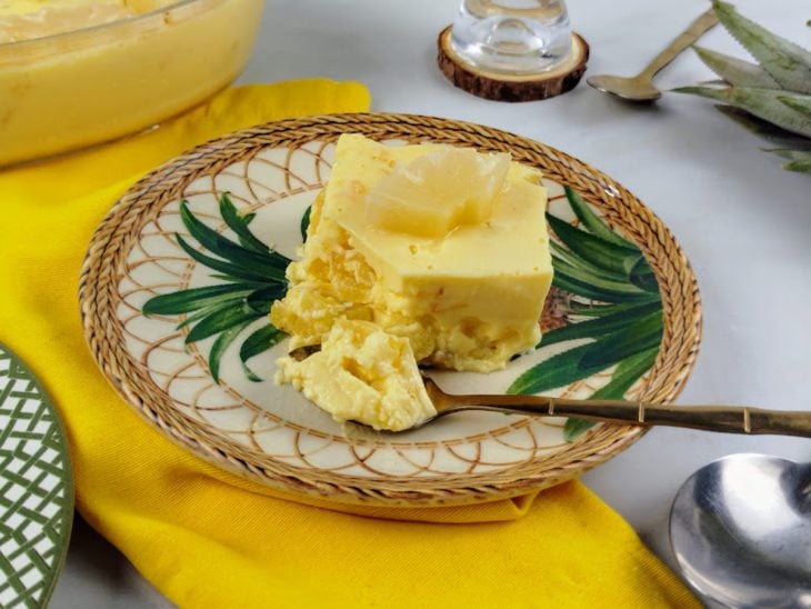 Porção da delícia de abacaxi em um prato pronta para consumo.