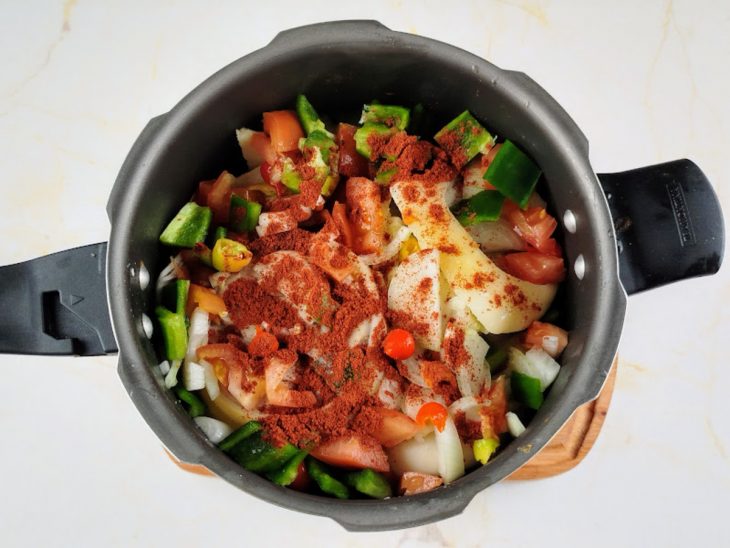 Ingredientes adicionados na panela de pressão.