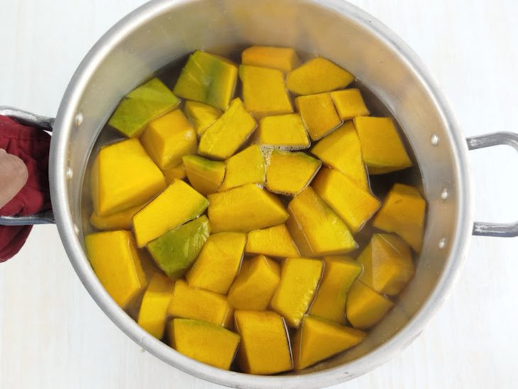 Panela no fogo baixo com os cubos cozinhando.