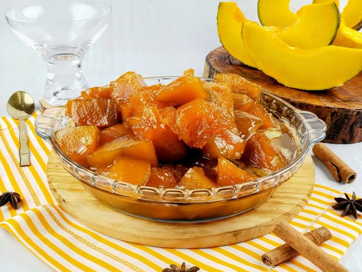 Doce de abóbora caseiro pronto na tigela.