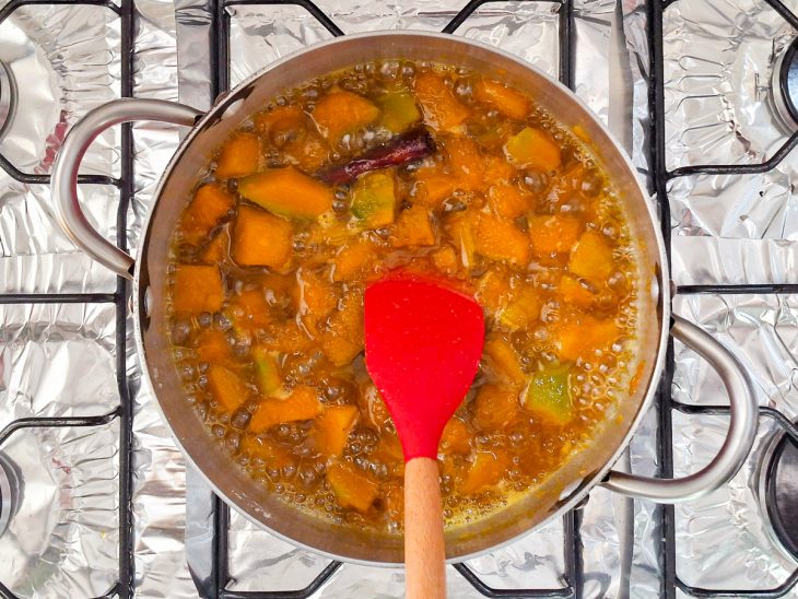 Mistura sendo cozida em fogo médio e mexida para não grudar no fundo.