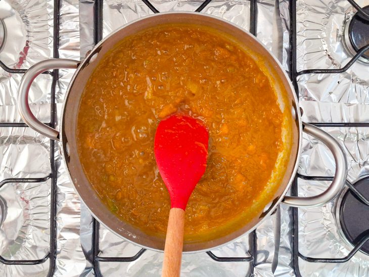 Abóbora sendo amassada com garfo, mantendo alguns pedaços visíveis.