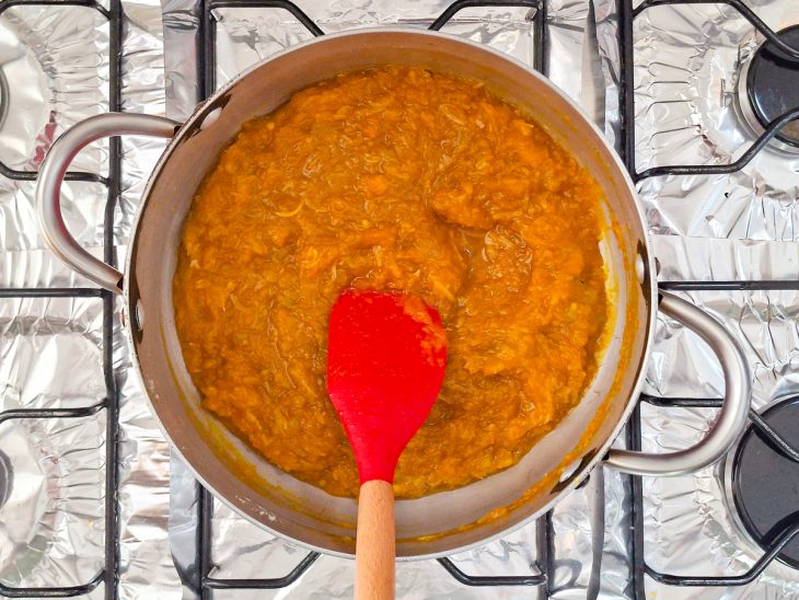 Doce sendo mexido até começar a soltar do fundo da panela.