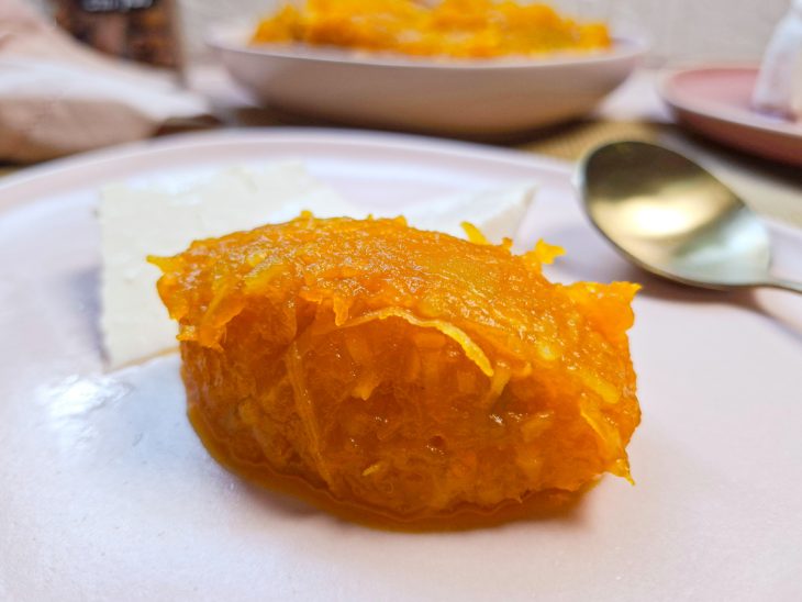 Doce de abóbora com coco pronto, servido no prato.