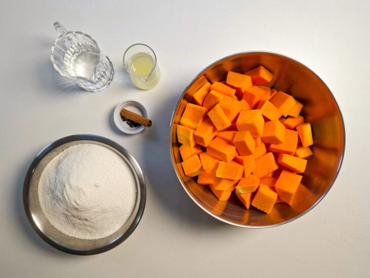 Ingredientes separados sobre a bancada.