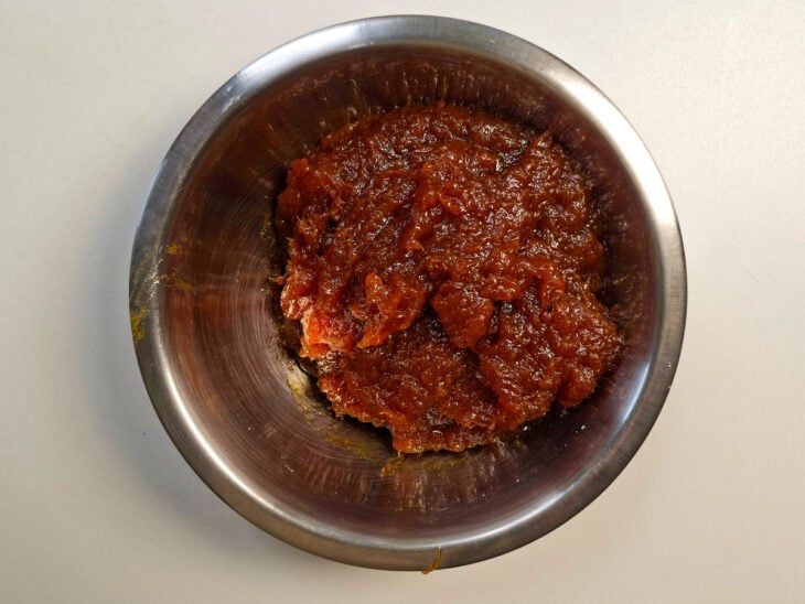 Doce de abóbora apurado, seco e desgrudando totalmente do fundo da panela quente.