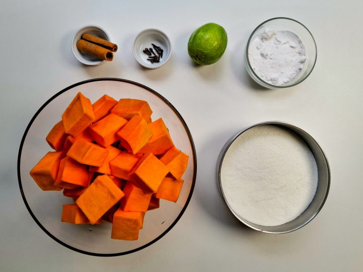 Ingredientes separados sobre a bancada.