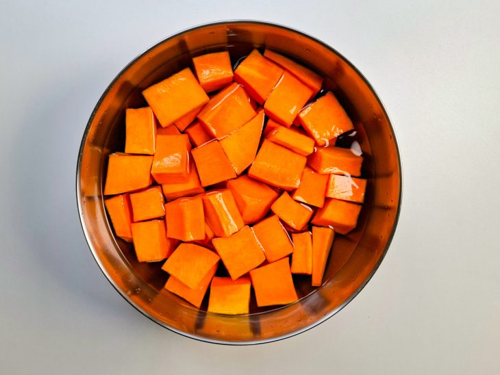 Abóbora de molho na tigela.