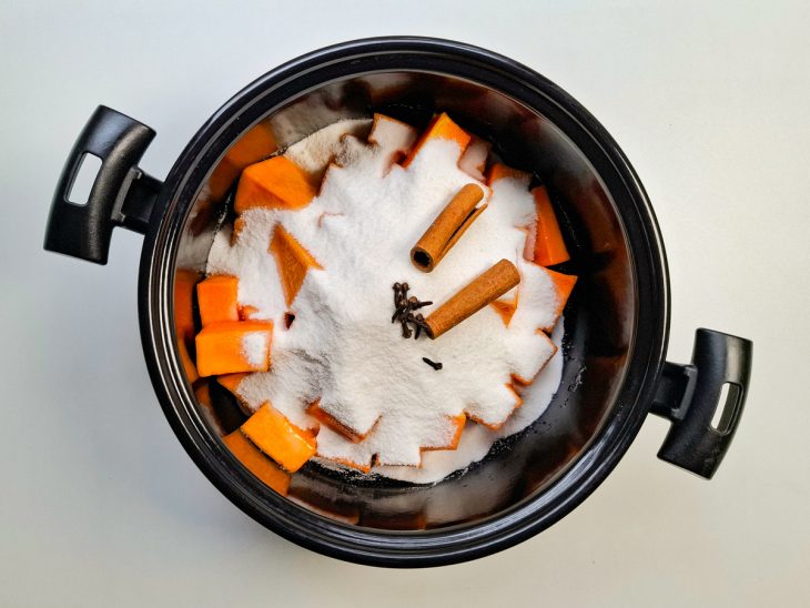 Ingredientes misturados na panela.