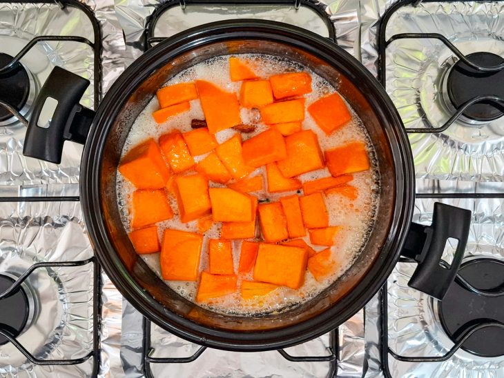 Doce de abóbora fervendo na panela.