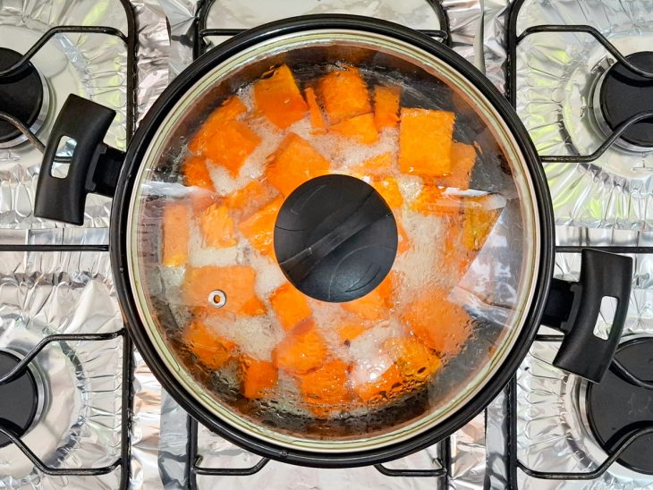 Doce de abóbora na panela tampada.