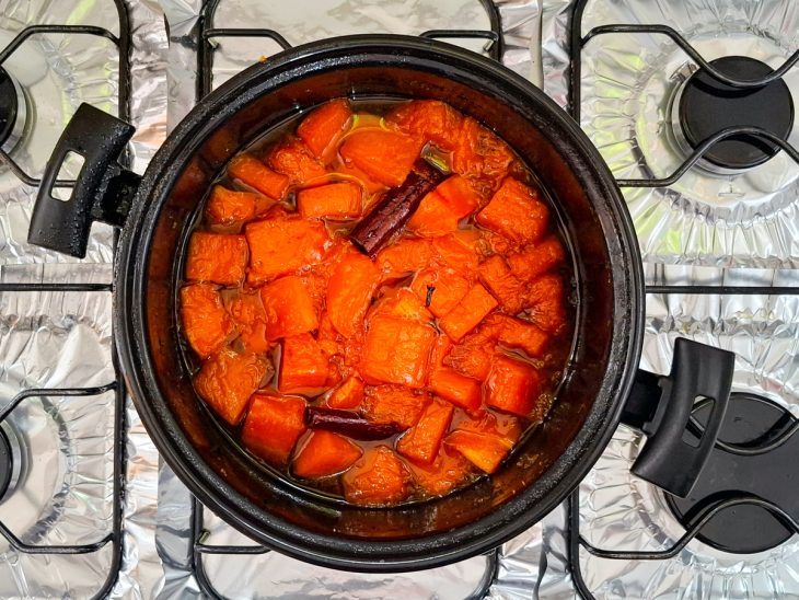 Doce de abóbora na panela com fogo desligado.