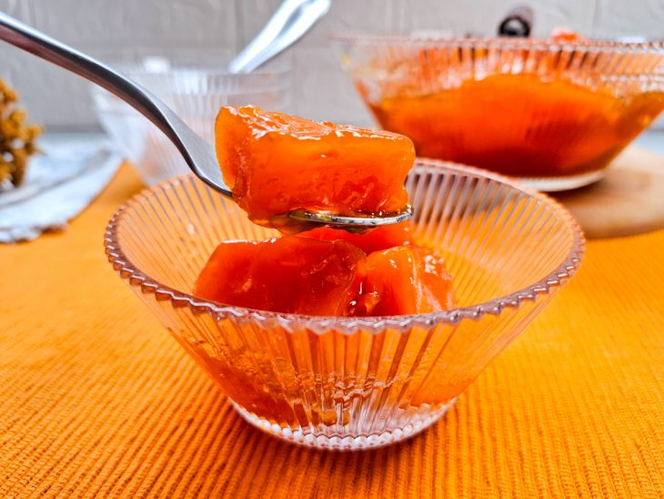 Doce de abóbora em calda servido.