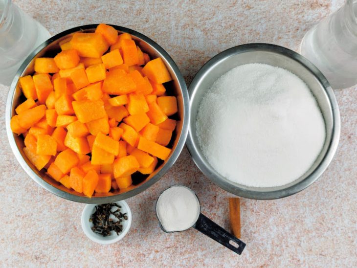 Ingredientes reunidos na bancada para o preparo da receita.