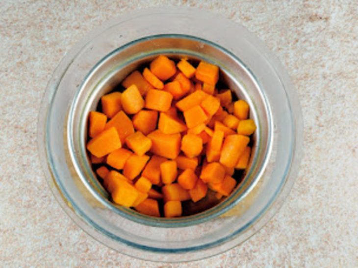 Pedaços de abóbora lavados.
