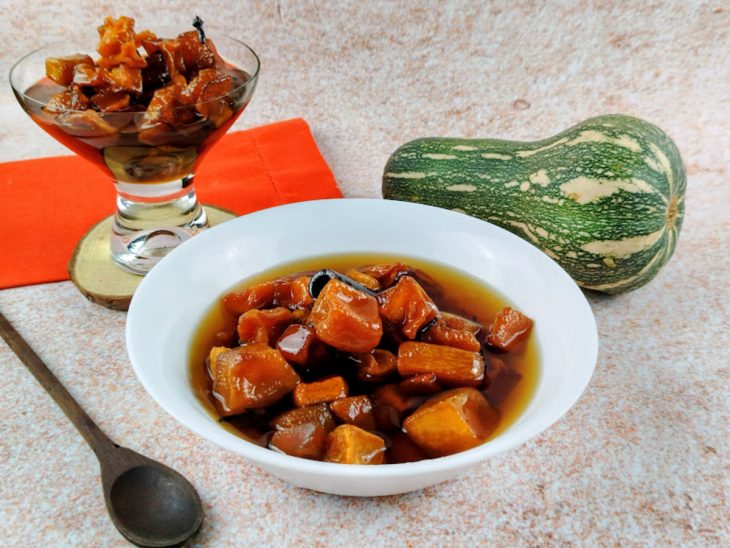 Doce de abóbora em calda com cal pronto para consumo.