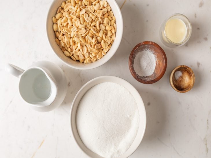 ingredientes para preparo de doce de amendoim porcionados e organizados.