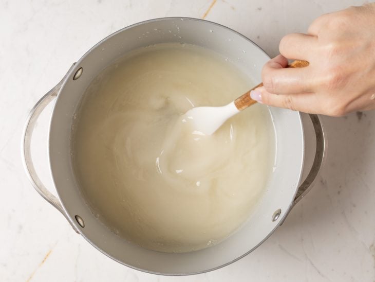 mistura de açúcar com água para base de caramelo do doce de amendoim.