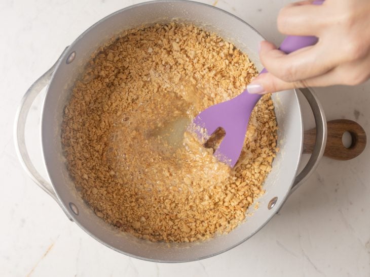 doce de amendoim finalizado com farofa de amendoim e caramelo incorporados.