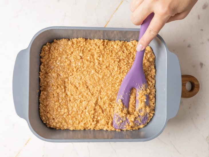 massa de doce de amendoim distribuida na assadeira rapidamente.