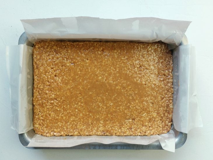 Uma forma contendo doce de amendoim com leite condensado.