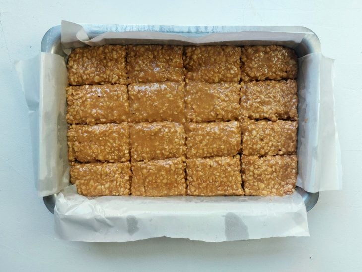 Uma forma contendo doce de amendoim com leite condensado.